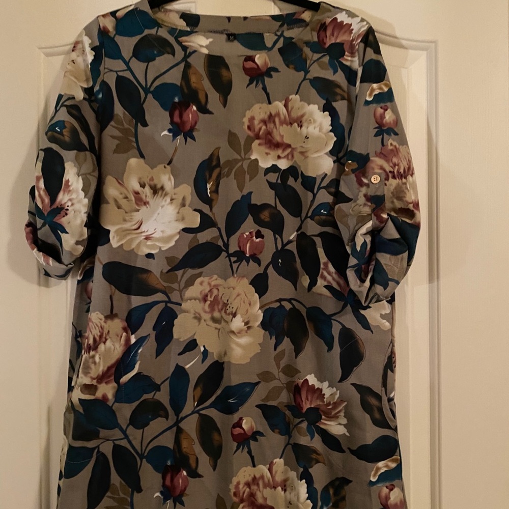 Gray Floral shift dress with pockets!